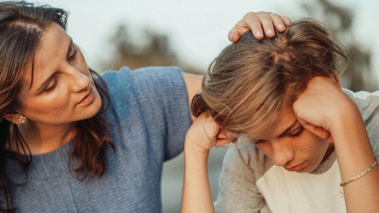 ¿Es una mala idea meterme en la vida amorosa de mis hijos adolescentes?