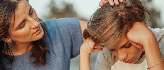 ¿Es una mala idea meterme en la vida amorosa de mis hijos adolescentes?