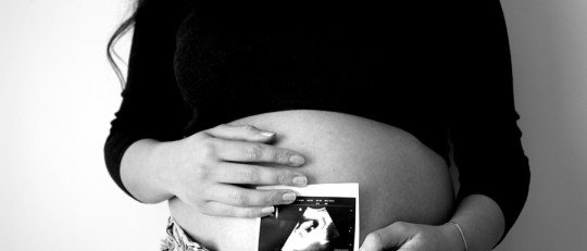 La inestabilidad financiera en las embarazadas afecta al desarrollo cerebral del feto