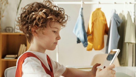 Mi hijo no sale de la habitación: ¿cómo le ayudo?