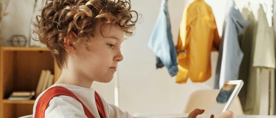 Mi hijo no sale de la habitación: ¿cómo le ayudo?