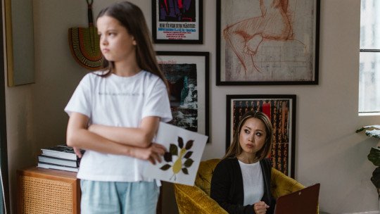Por qué los niños se ríen, enfadan o se marchan cuando les corregimos