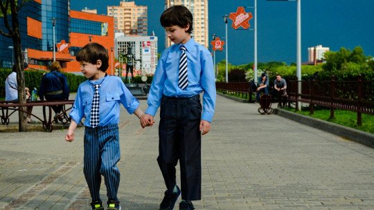 Hermano mayor: qué pasa cuando carga con la educación del pequeño