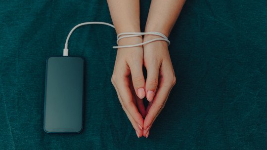 Vicios modernos: cómo la tecnología y el consumo afectan nuestra vida cotidiana