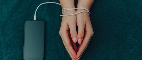 Vicios modernos: cómo la tecnología y el consumo afectan nuestra vida cotidiana