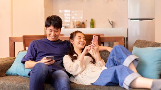 Amor en tiempos de pantalla: Como el celular afecta los vínculos y conexión en pareja