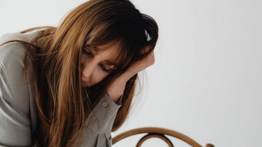 Por qué callas lo que sientes (y cómo ese silencio te pasa factura)