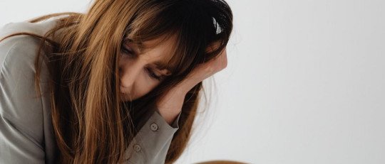 Por qué callas lo que sientes (y cómo ese silencio te pasa factura)