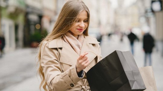 Las personas más felices tienden a gastar más dinero