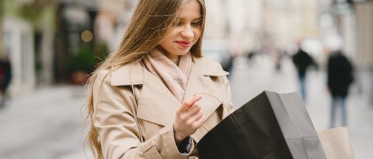 Las personas más felices tienden a gastar más dinero