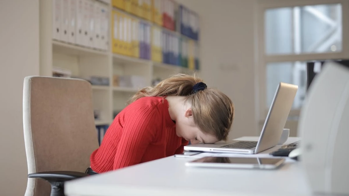 Estudio vincula el agotamiento diario con la mala calidad del sueño y el estrés laboral