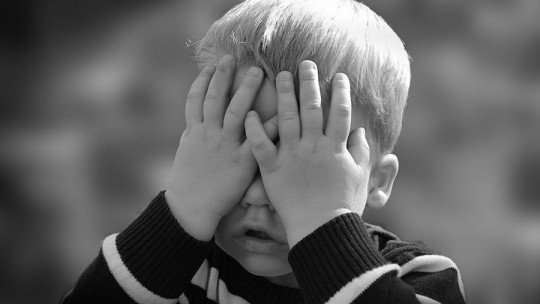 Mi hijo llora al ir al colegio: causas y cómo ayudarlos a despedirse sin llantos