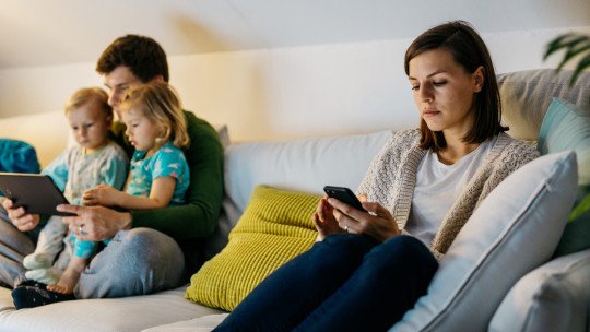 Pasas demasiado tiempo frente al móvil delante de tus hijos