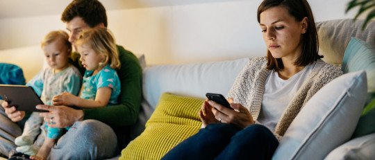 Pasas demasiado tiempo frente al móvil delante de tus hijos
