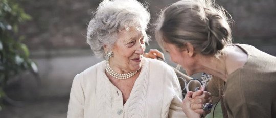 Cómo afrontar el cuidado de nuestros mayores teniendo hijos y trabajo