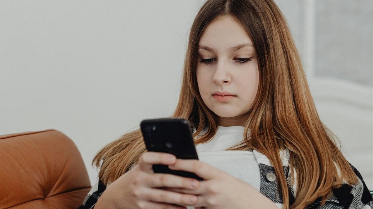 La Paradoja de la Soledad Digital: rodeado de mensajes pero sintiéndote solo