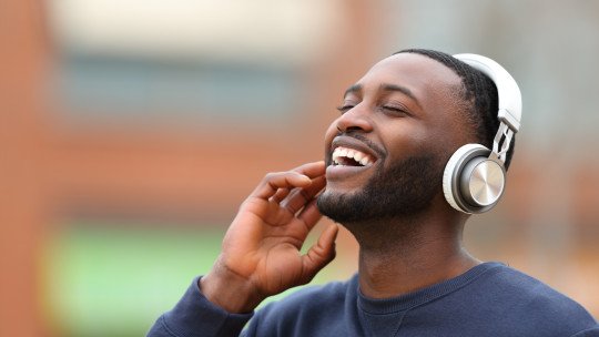 Escuchar música debilita el riesgo de sufrir demencia