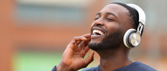 Escuchar música debilita el riesgo de sufrir demencia