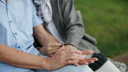 ¿Qué recursos sociales tienen las personas LGTB mayores en la actualidad?