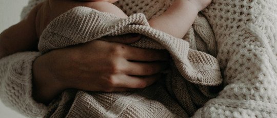 Los efectos dañinos de la presión social en la maternidad