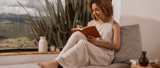 Cómo dejar de rumiar: 3 psicohábitos efectivos para cortar la ansiedad y recuperar la calma