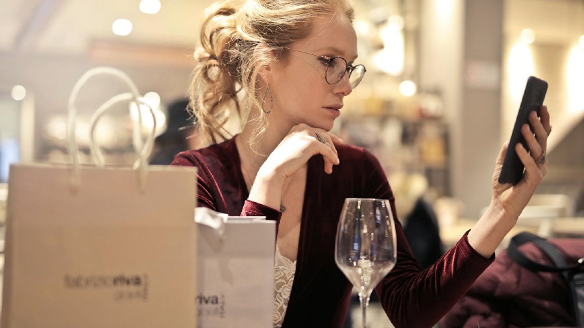 La relación entre el consumismo y la baja autoestima