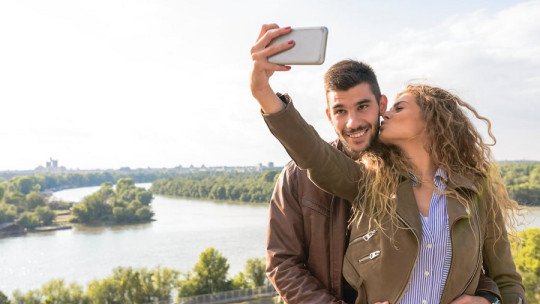 ¿Cómo afecta a las relaciones de pareja el no parar de publicar en redes sociales?