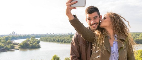 ¿Cómo afecta a las relaciones de pareja el no parar de publicar en redes sociales?