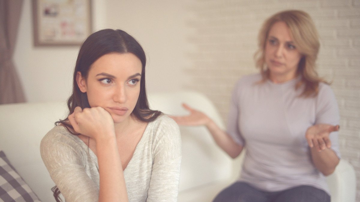 Madre narcisista: 11 señales sutiles que te hicieron dudar de ti