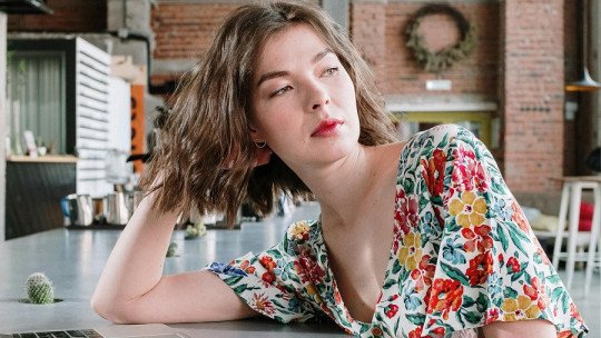 El silencio emocional del inicio del año: cuando no estás triste, pero tampoco estás bien