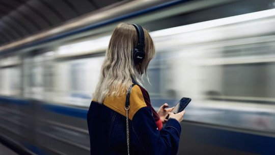 Entre pantallas y silencios: la soledad en los jóvenes