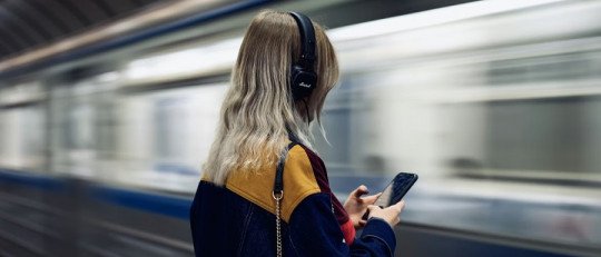 Entre pantallas y silencios: la soledad en los jóvenes