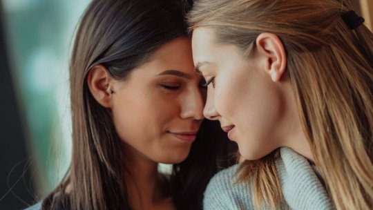 El trauma relacional y las dificultades vinculares en personas LGTBIQ+