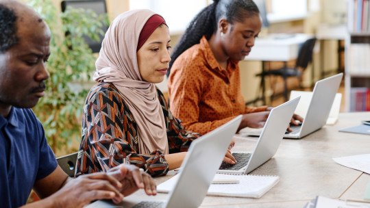 Migrar y perder referencias: identidad, trabajo y nostalgia en la experiencia migrante