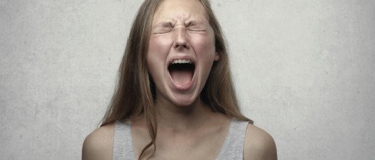 La complicada relación entre la ansiedad social y la agresividad