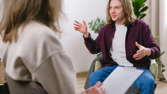 Evaluación clínica en adultos: qué debe valorar un psicólogo más allá del diagnóstico