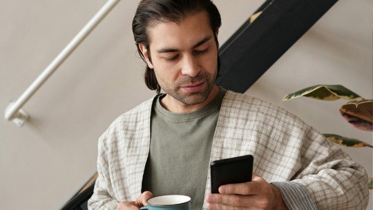 El impacto del uso excesivo del celular en las relaciones durante la migración: una mirada clínica