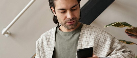 El impacto del uso excesivo del celular en las relaciones durante la migración: una mirada clínica