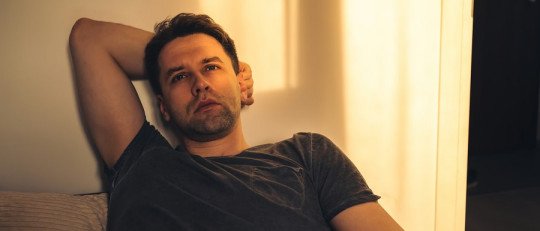 Cuando la soledad duele: cómo distinguirla de estar solo por elección, y qué hacer