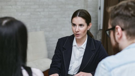 'No quiero tener hijos': cómo poner límites ante la presión familiar