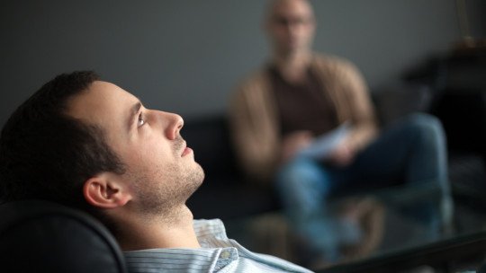 Cuando el analista no aconseja: por qué en psicoanálisis no se le dice al paciente qué hacer