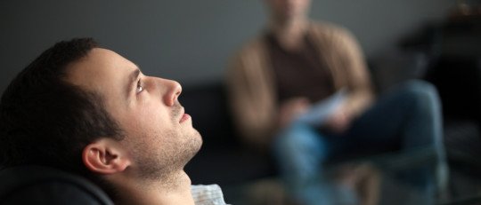 Cuando el analista no aconseja: por qué en psicoanálisis no se le dice al paciente qué hacer