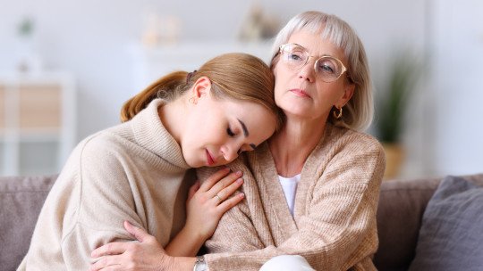 Dependencia emocional hacia los padres: cómo entenderla y soltarla