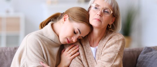 Dependencia emocional hacia los padres: cómo entenderla y soltarla