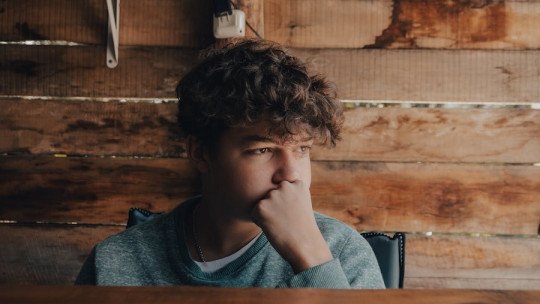 Adolescentes que se aíslan socialmente: causas psicológicas frecuentes y cuándo preocuparse