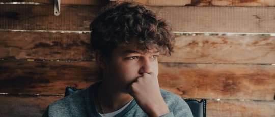 Adolescentes que se aíslan socialmente: causas psicológicas frecuentes y cuándo preocuparse