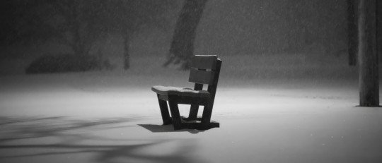 Elegir estar solo para no sufrir: el miedo al vínculo explicado