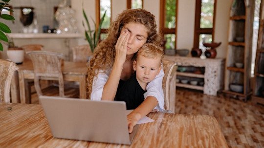 Burnout maternal: cómo afecta a la salud mental el síndrome de la madre quemada