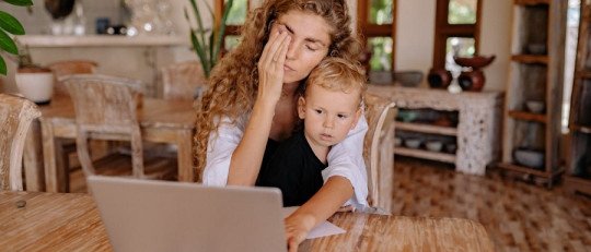Burnout maternal: cómo afecta a la salud mental el síndrome de la madre quemada