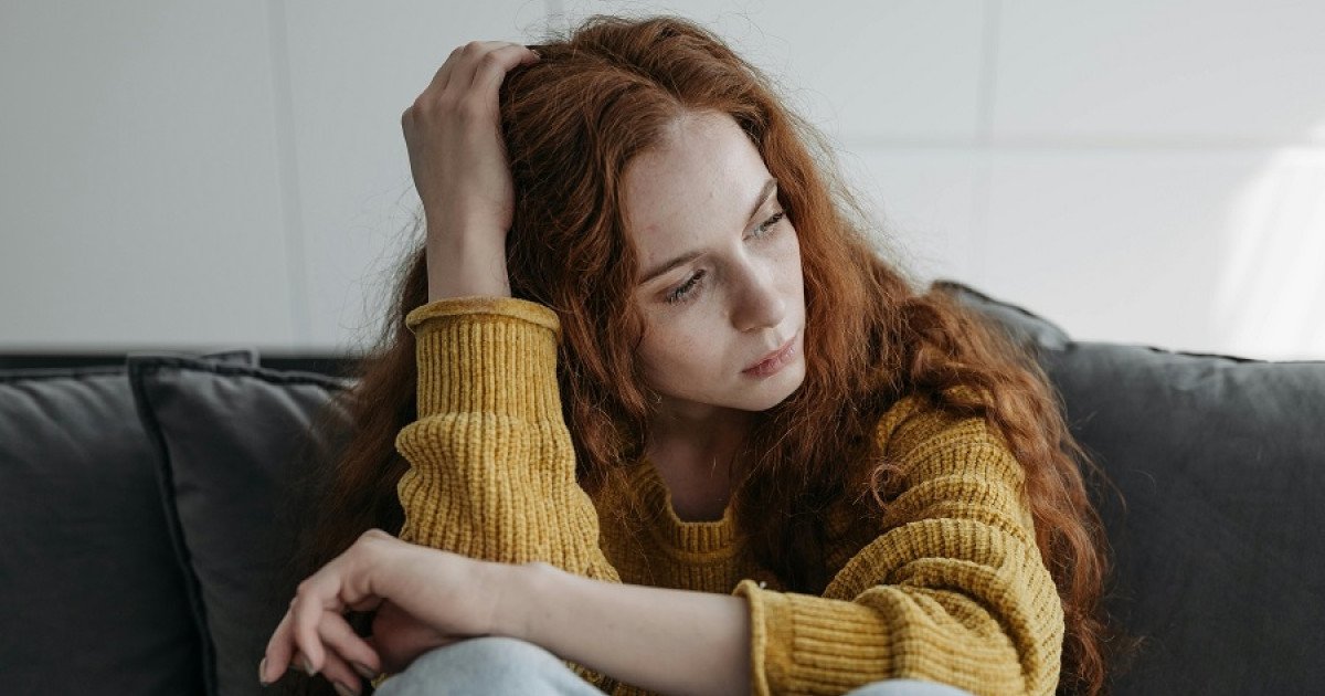 Soledad emocional en pareja y amistad: cuando te sientes solo con quien quieres